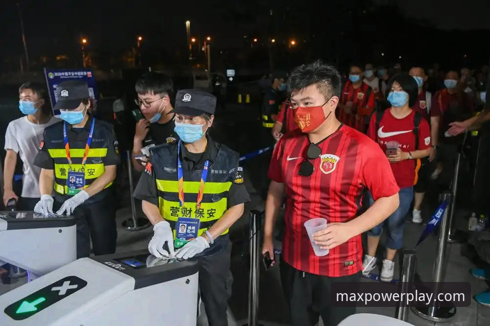 资深球迷分享亲历中超激战：三次落后三次扳平，万博体育平台的观赛真实体验